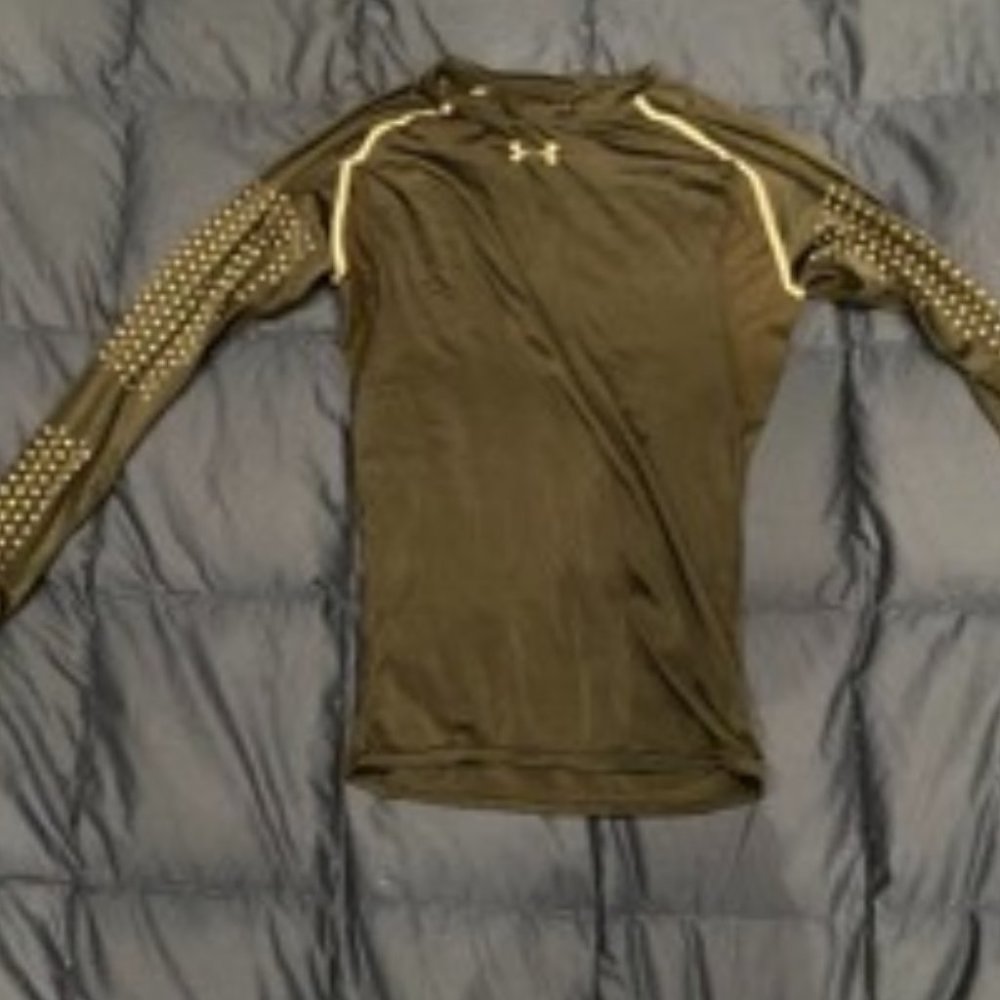 Long sleeve under armor undershirt